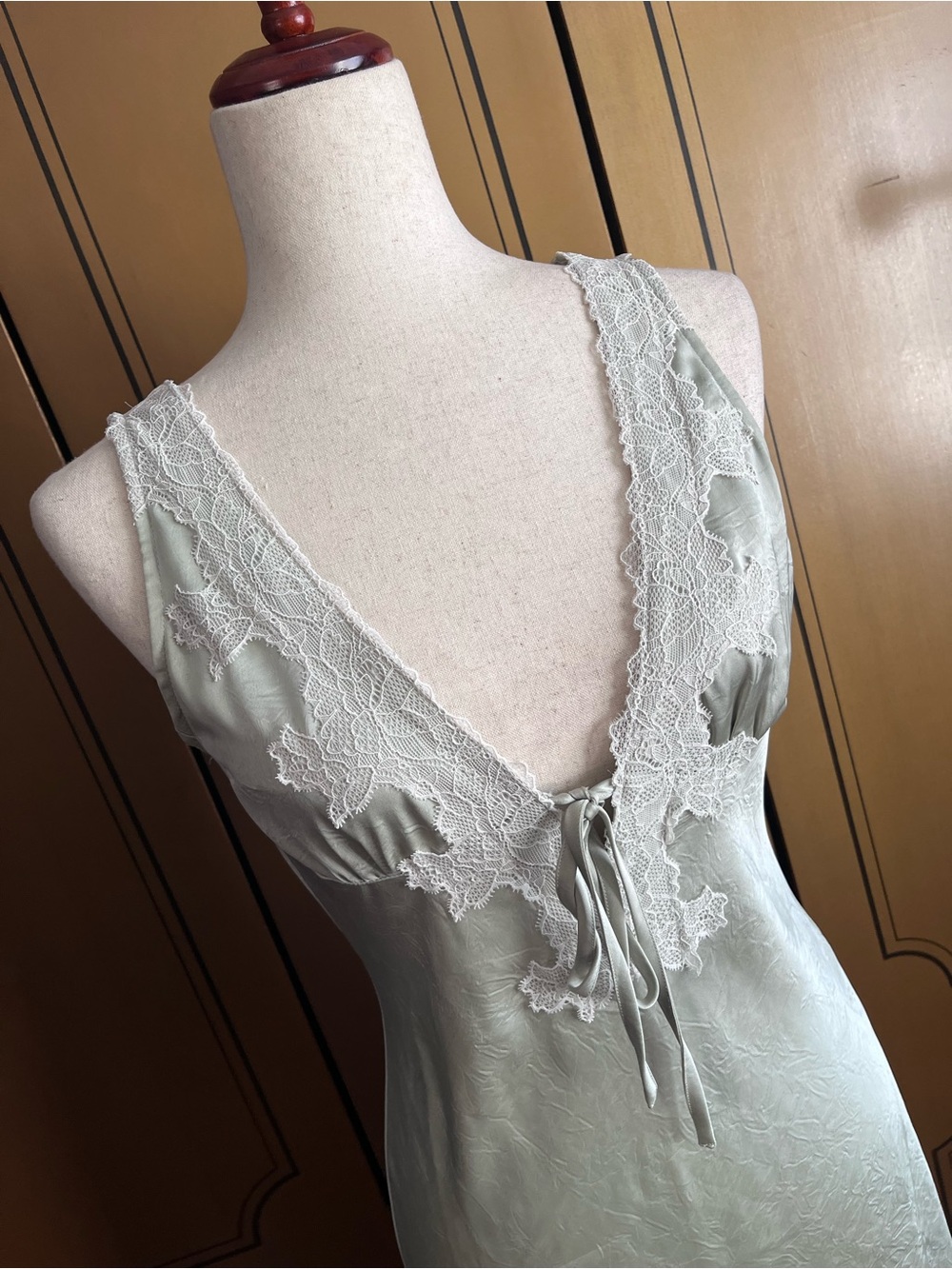 Lace-Trim Pale Green V-Neck Maxi Dress - Picture 5 of 6